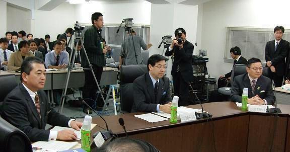 画像：左から、齊藤山形県知事、山田地方分権推進特別委員会委員長（京都府知事）、古川佐賀県知事